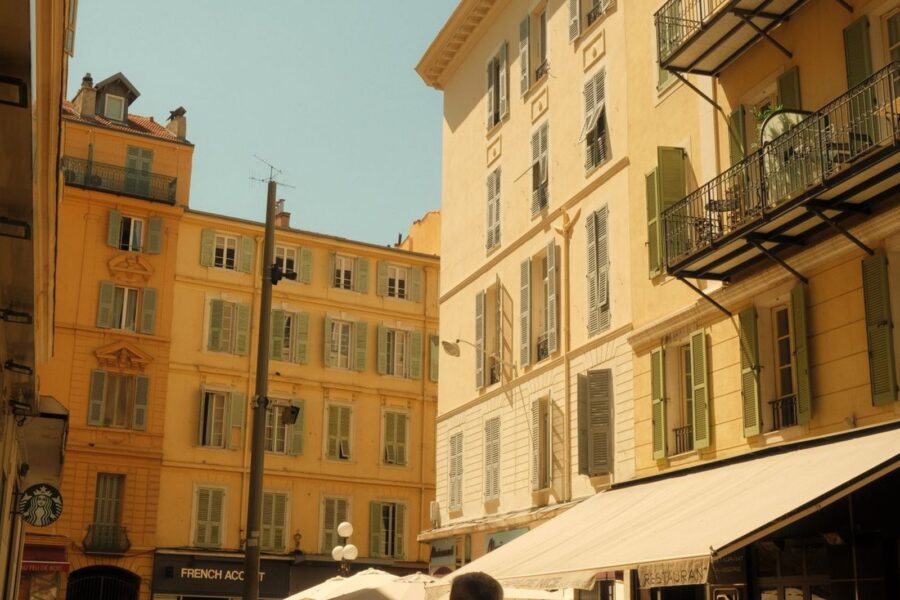 Façades ocre et volets provencaux dans le centre de Nice