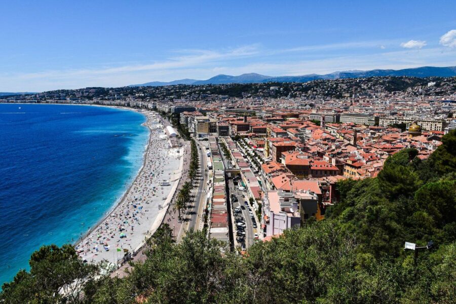 La baie des Anges et les toits de Nice vus depuis la colline du Château