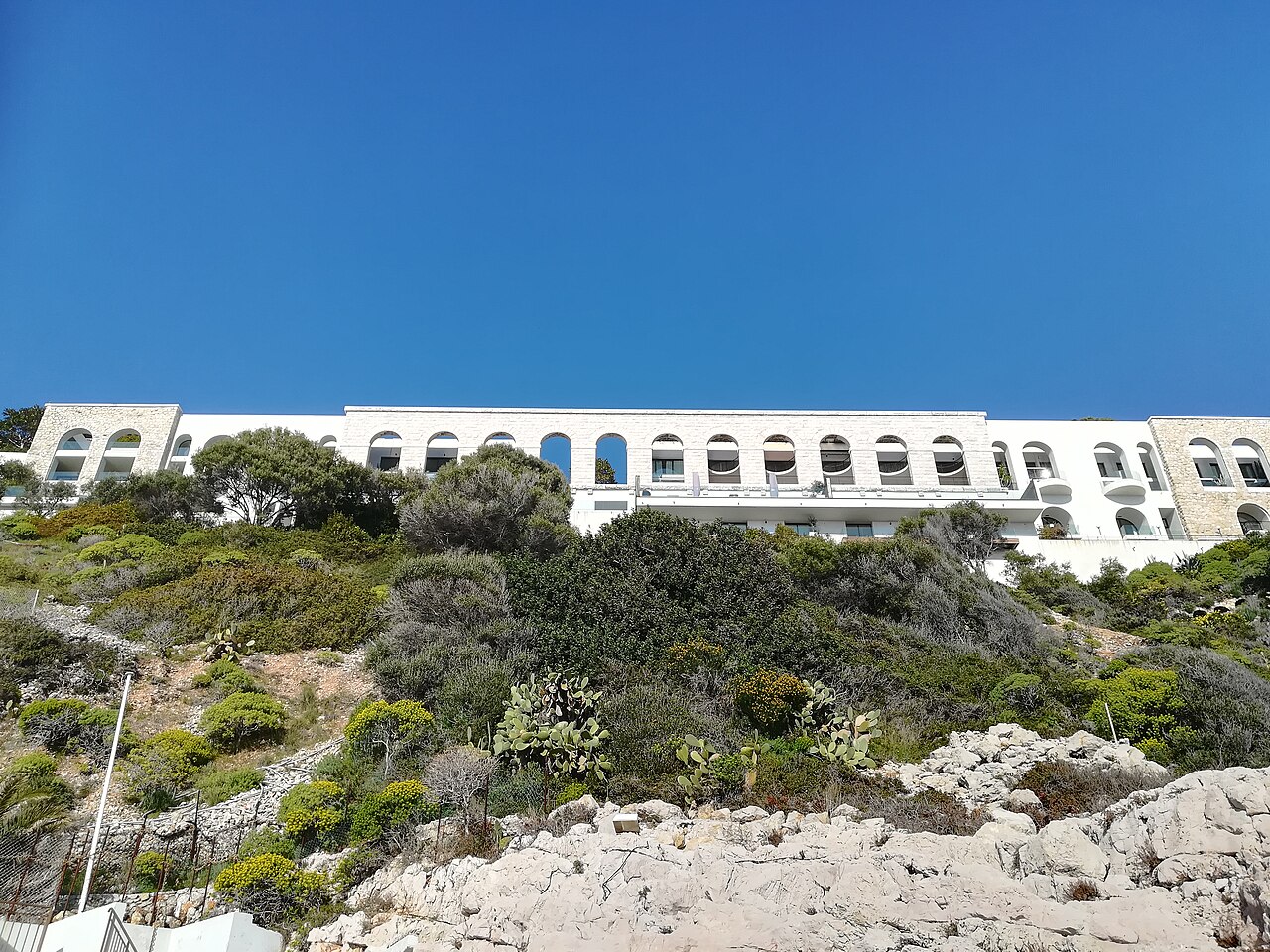 Le Palais Maeterlinck en surplomb de la mer, 30 boulevard Maurice Maeterlinck à Nice