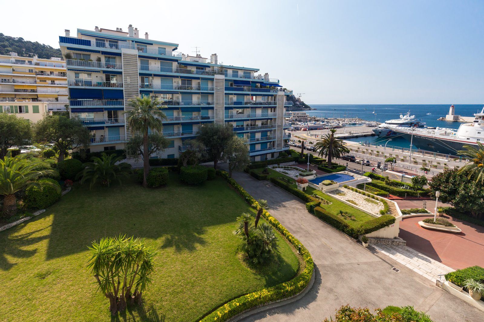 Le jardin et les immeubles du Bleu Rivage, boulevard Franck Pilatte à Nice