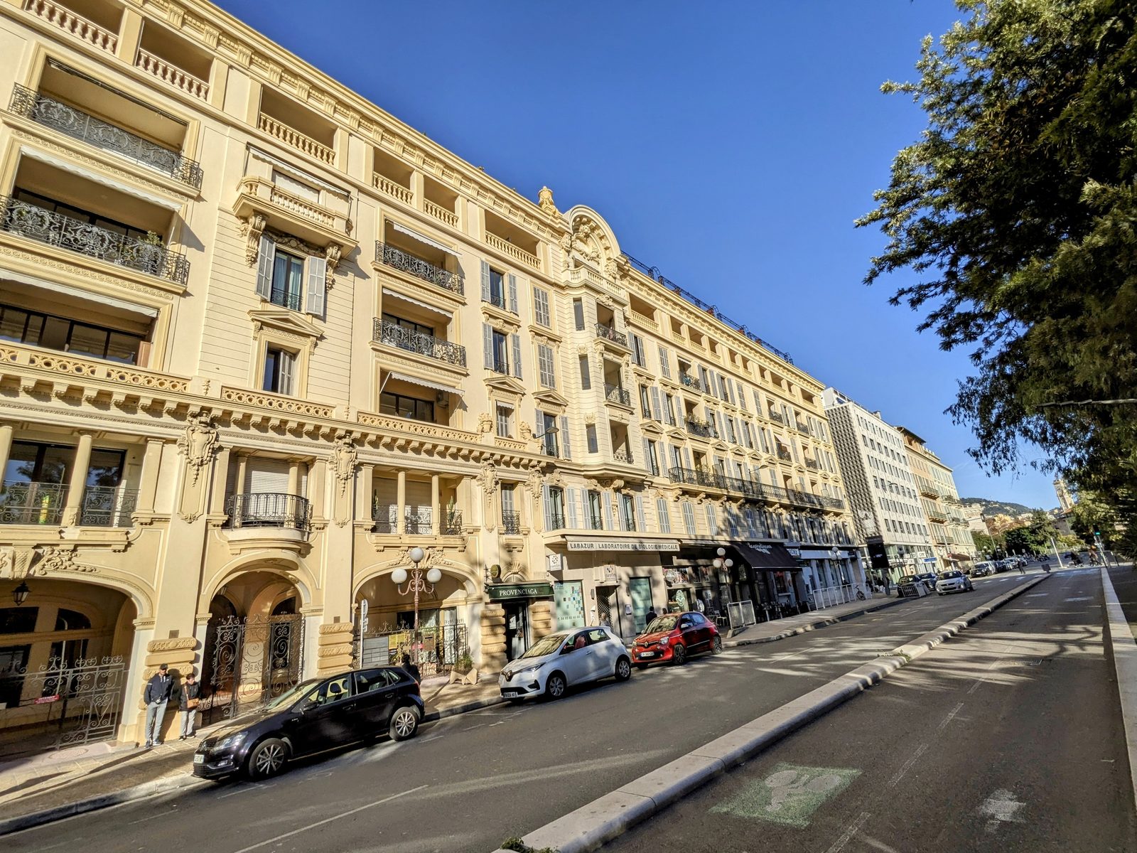 The façade of Le Grand Hôtel, 10 avenue Félix Faure, facing the promenade du Paillon in Nice