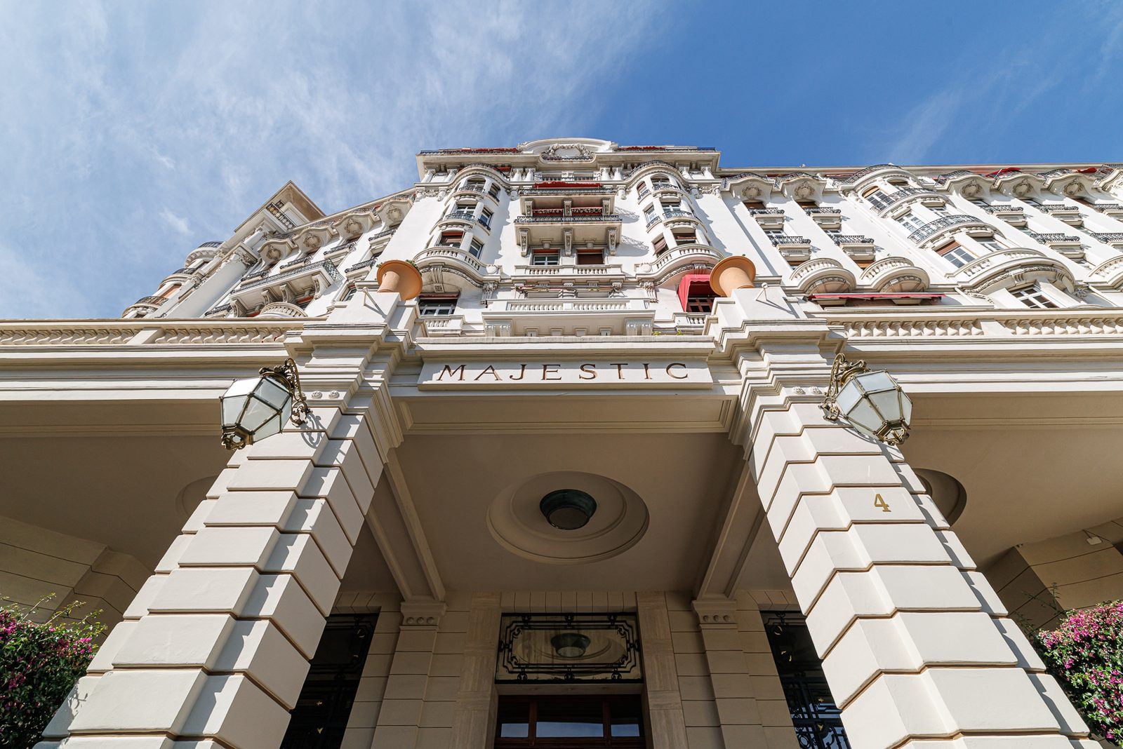 L’entrée à colonnes du Majestic, 4 boulevard de Cimiez à Nice