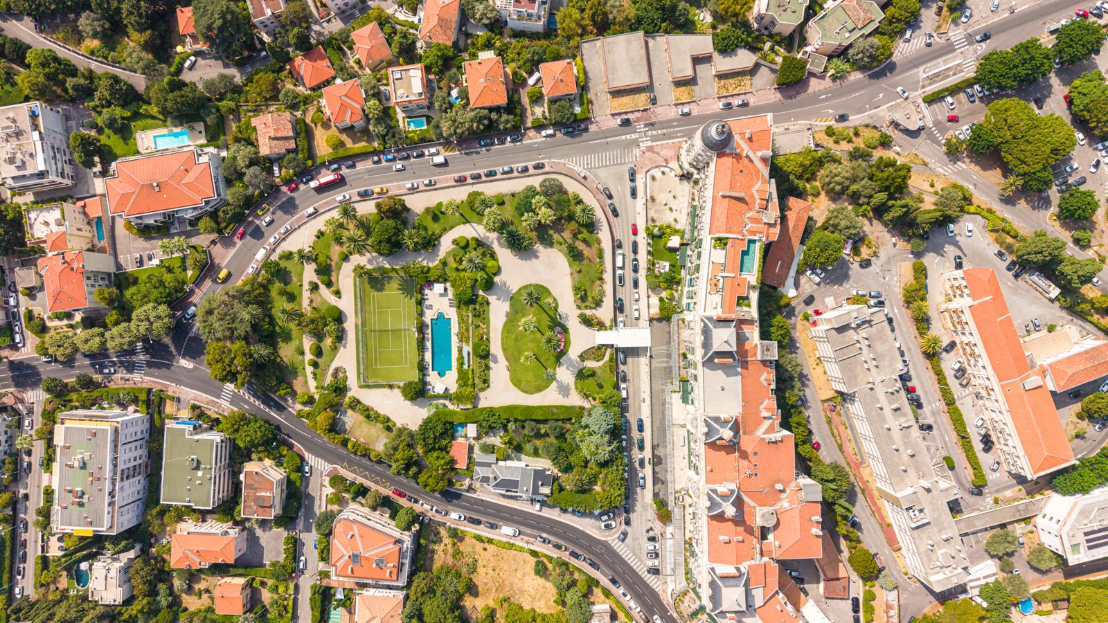 Le Régina à Cimiez vu du ciel : parc, piscine et toitures