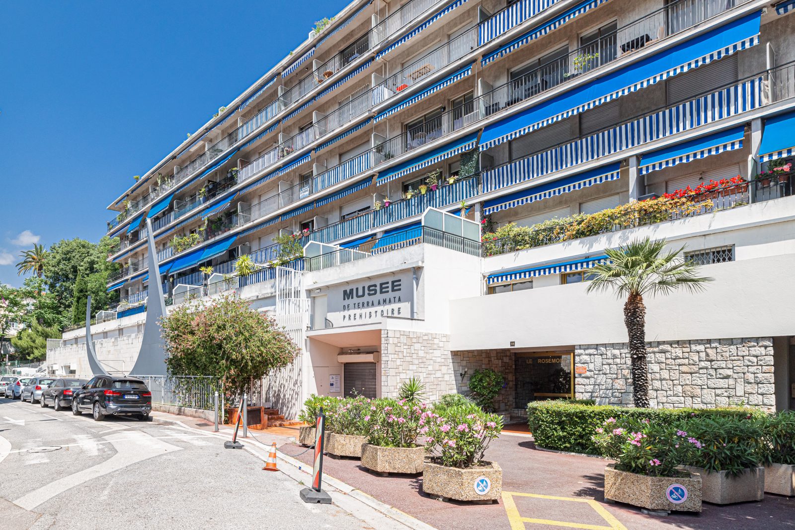 Façade of Le Rosemont, 25 boulevard Carnot, with its continuous terraces