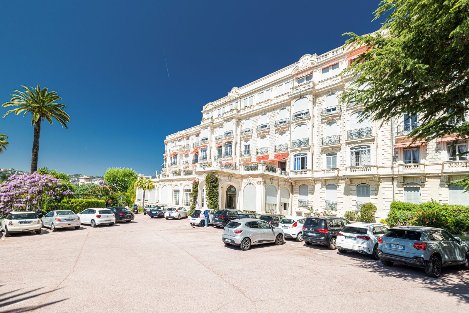 White façade and entrance of the Winter Palace in Cimiez
