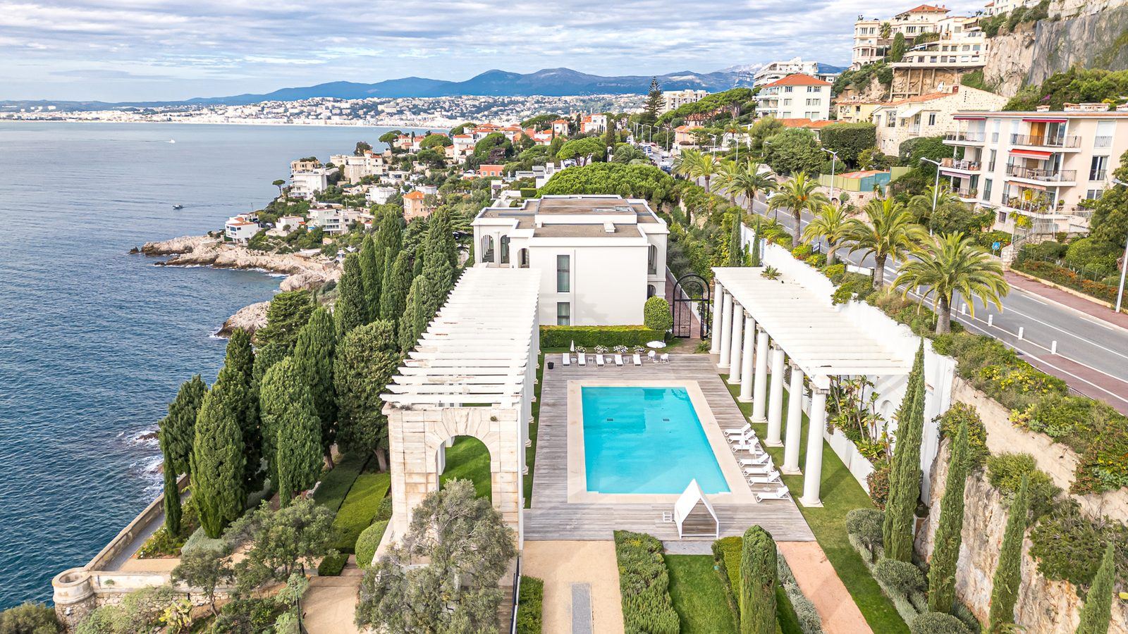 Vue aérienne du Palais Maeterlinck, sa piscine et ses jardins face à la mer, au Cap de Nice