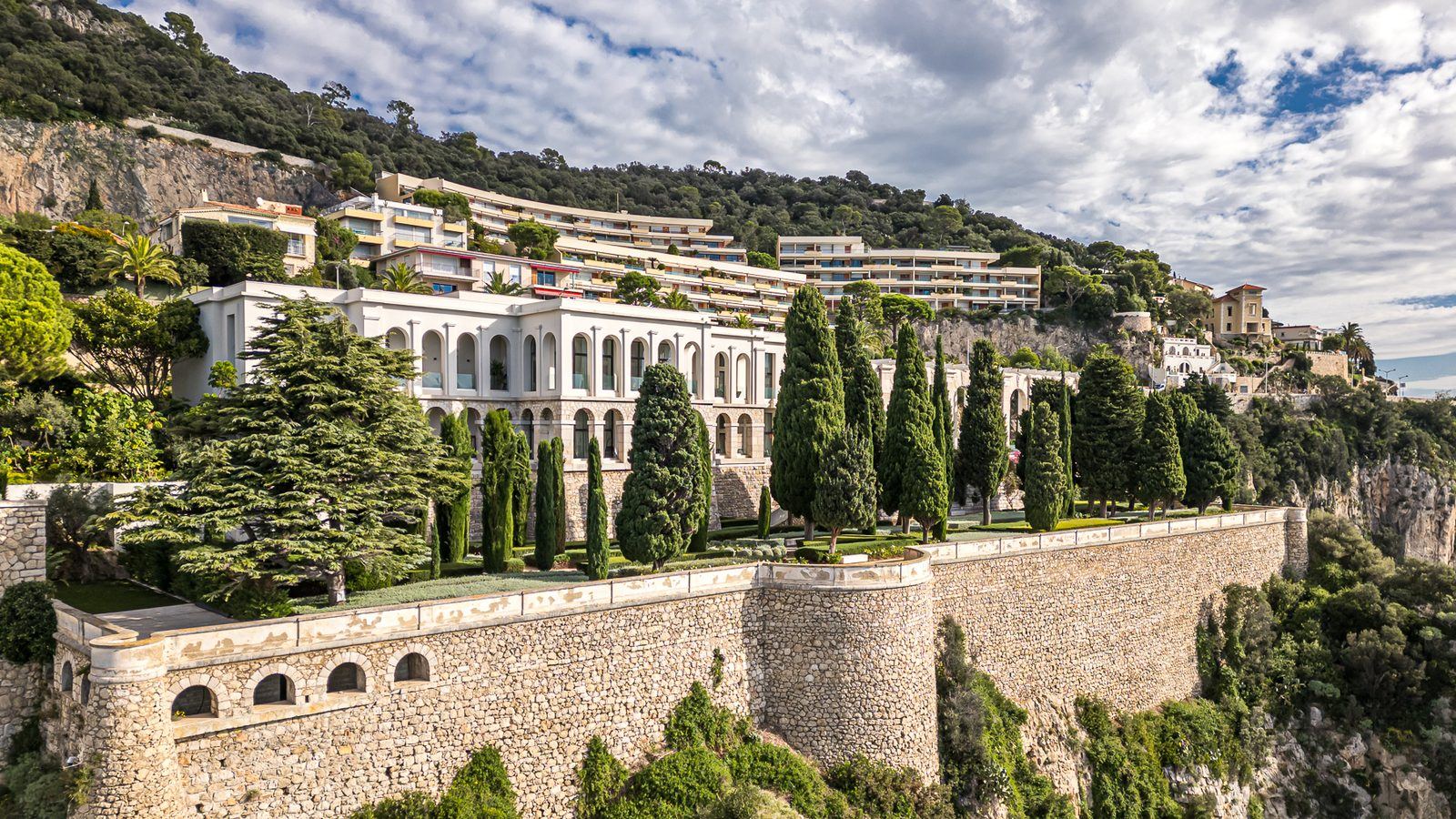 Le Palais Maeterlinck et ses jardins dominant la mer, boulevard Maurice Maeterlinck au Cap de Nice
