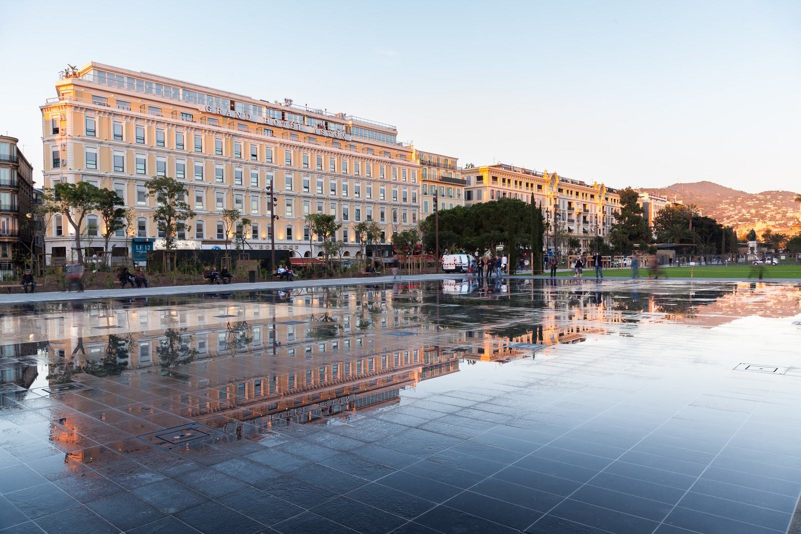 Le miroir d’eau de la promenade du Paillon et les façades de la place Masséna