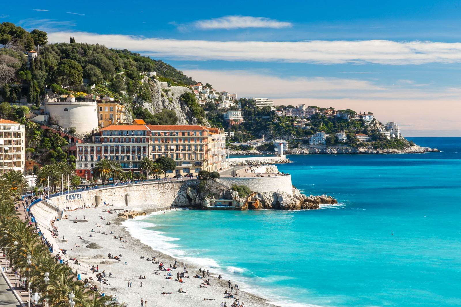 La plage de Castel au pied de la colline du Château, le Mont Boron et le Cap de Nice au fond