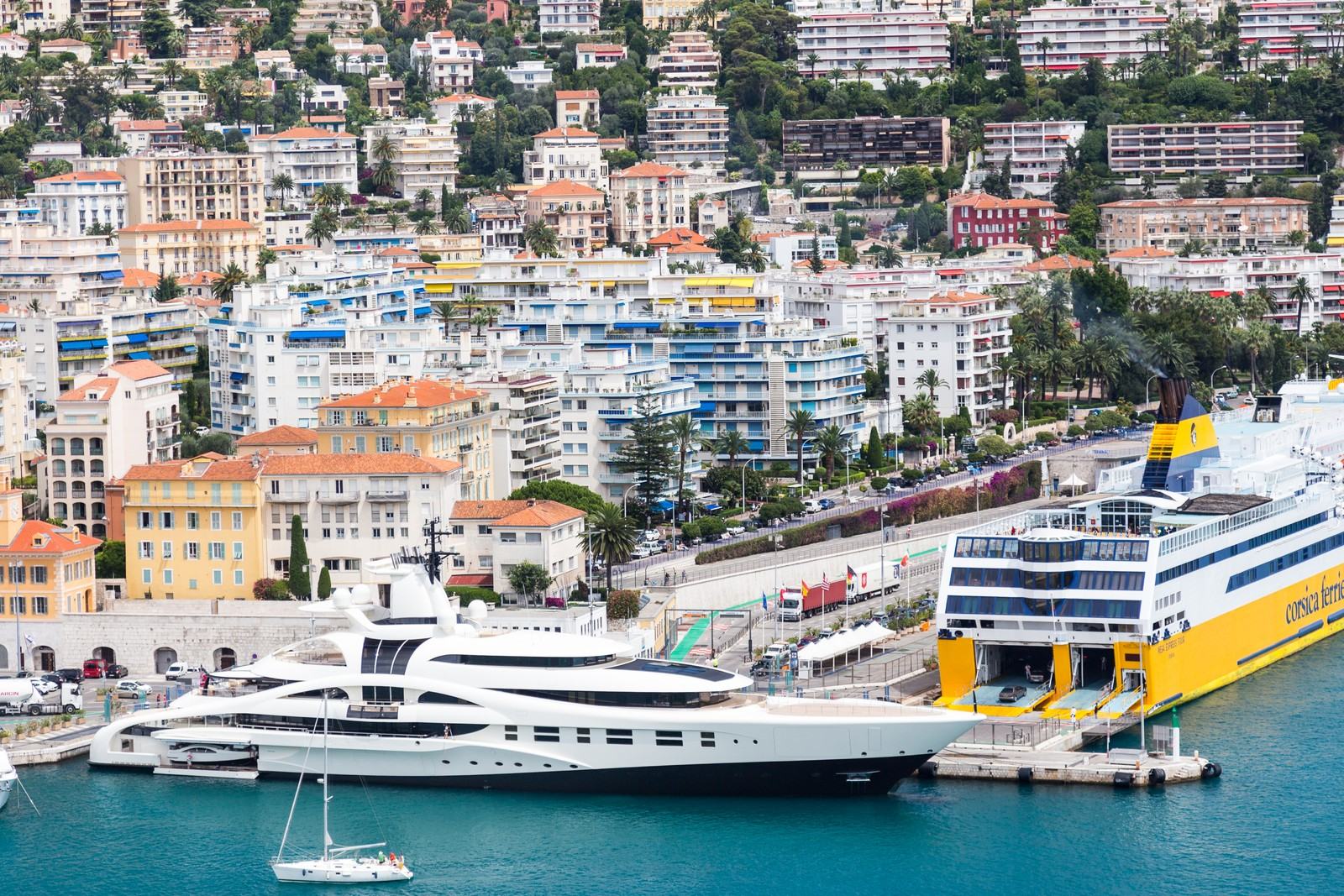Yacht et ferry dans le port de Nice au pied de la colline du Mont Boron