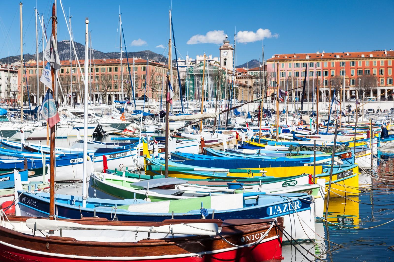 Pointus, les barques traditionnelles colorées amarrées dans le port de Nice