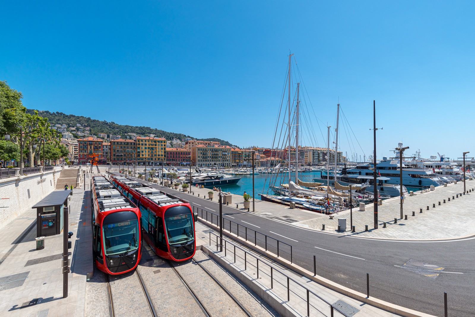 Le tramway sur les quais du port de Nice, bassin Lympia et mâts des voiliers