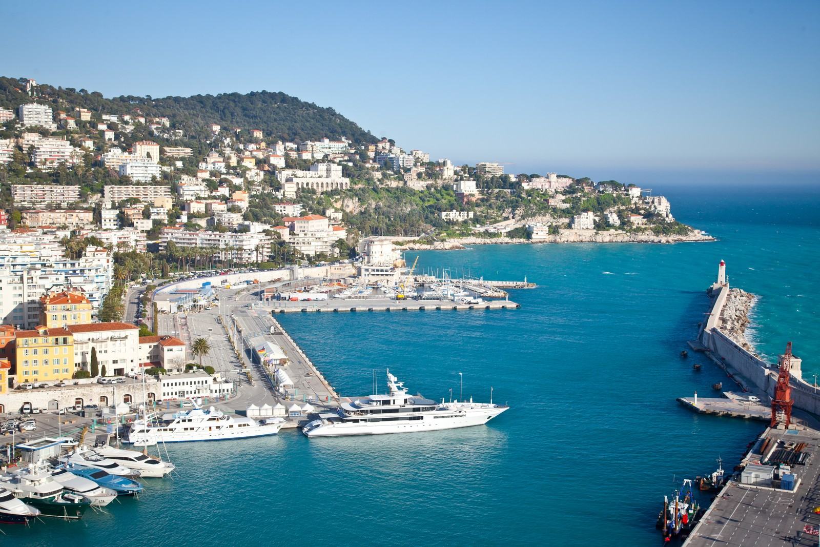 Le port de Nice vu de la colline du Château, avec le Mont Boron en arrière-plan