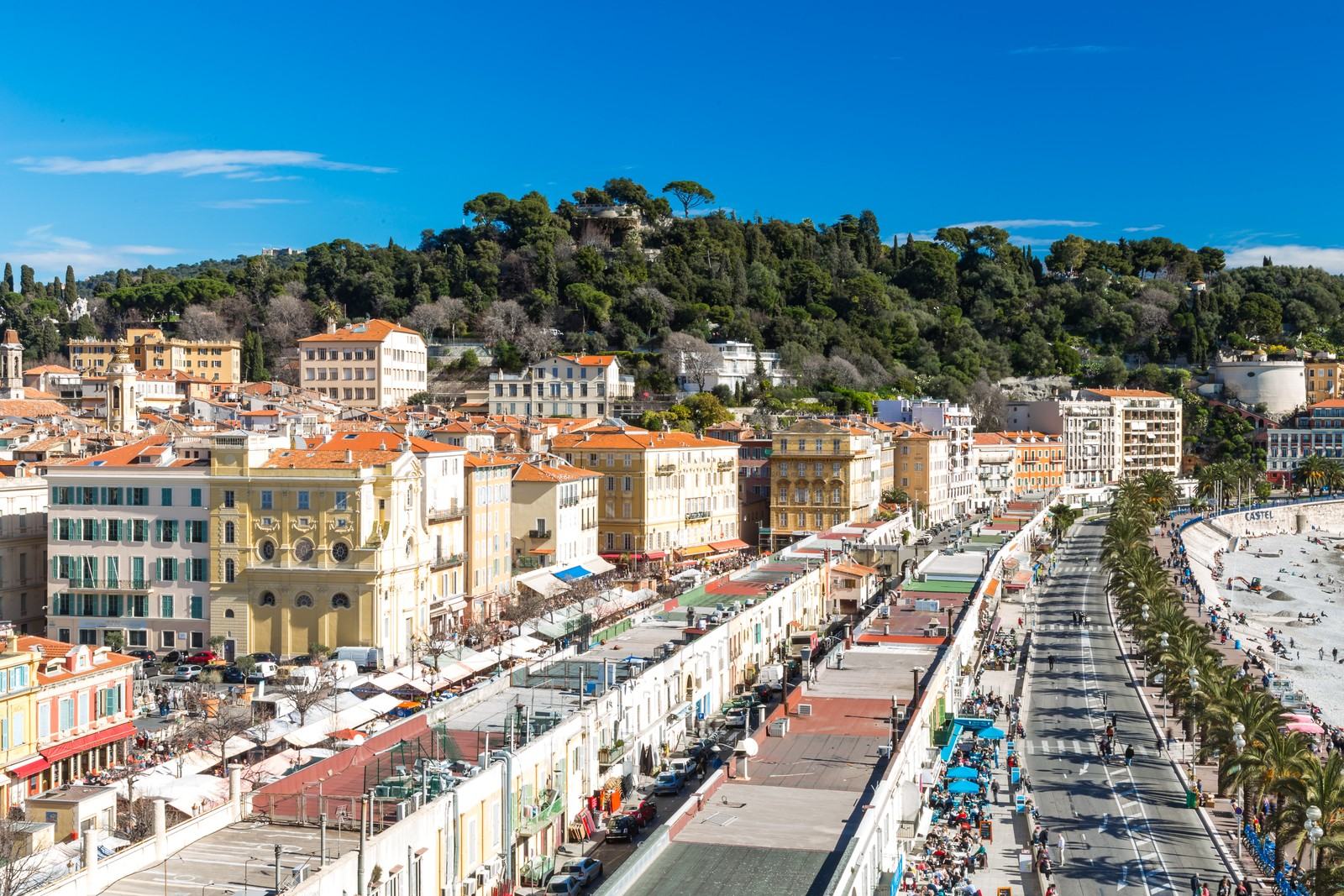 Le quai des États-Unis et les toits du Vieux-Nice vus de la colline du Château