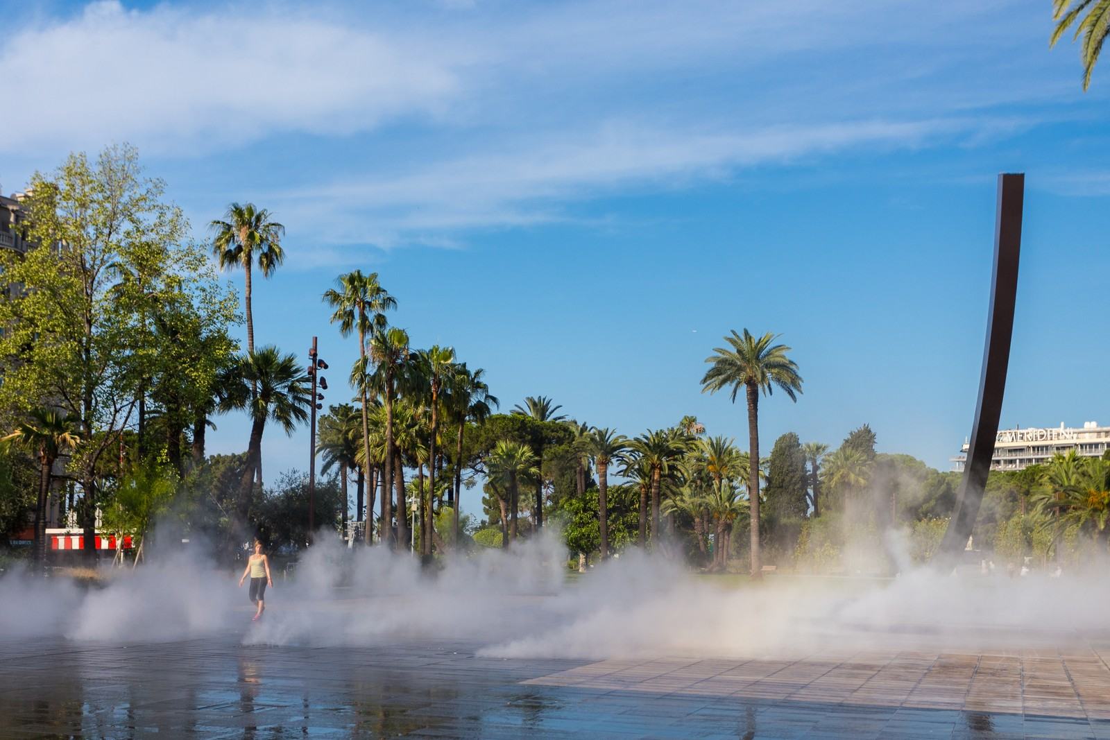 Brumisateurs et palmiers du miroir d’eau de la promenade du Paillon à Nice