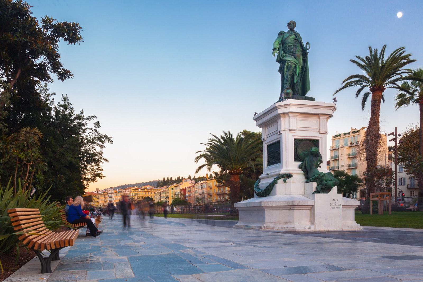La promenade du Paillon à Nice en fin de journée, bancs et palmiers