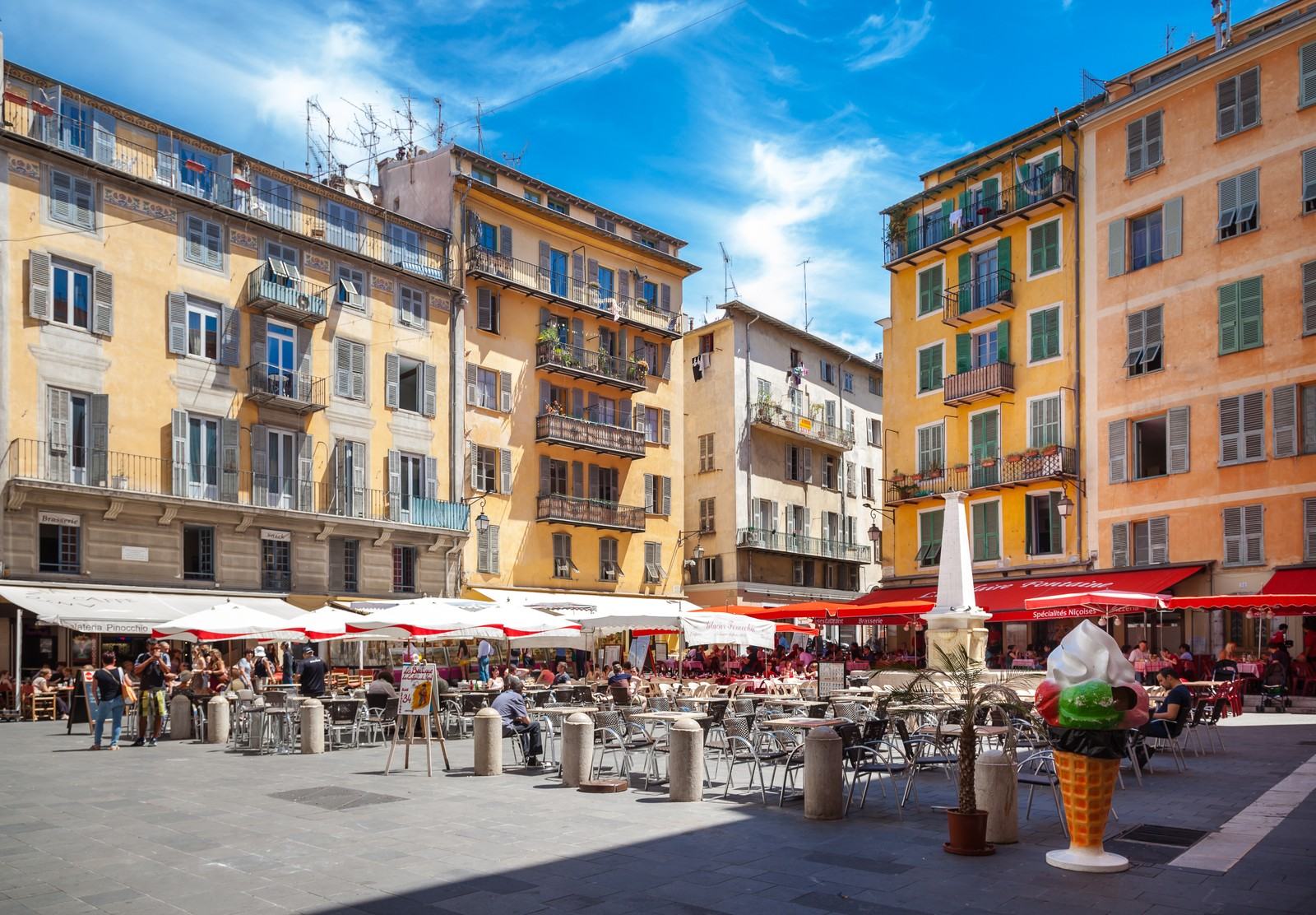 Place Rossetti and its coloured façades in Old Nice